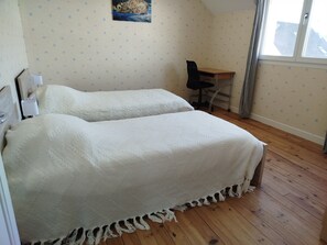 3 bedrooms, iron/ironing board, bed sheets
