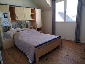 3 bedrooms, iron/ironing board, bed sheets