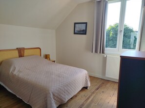 3 多间卧室、熨斗/熨衣板、床单