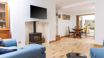 Luxury Apartment | Living area | 50-cm flat-screen TV with satellite channels, TV, Netflix