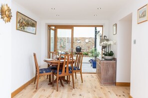 Luxury Apartment | Living area | 50-cm flat-screen TV with satellite channels, TV, Netflix