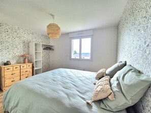 3 slaapkamers, een strijkplank/strijkijzer, wifi, beddengoed