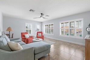 Una Smart TV, un futbolín