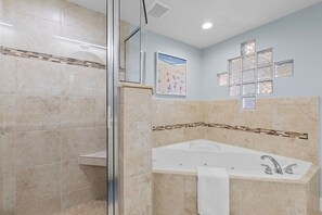 Dusche, Whirlpool, Haartrockner, Handtücher