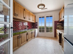 Kühlschrank, Mikrowelle, Ofen, Geschirrspüler