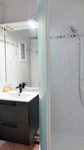 Hair dryer, towels