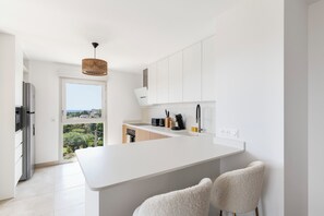 Kjøleskap, mikrobølgeovn, ovn og oppvaskmaskin