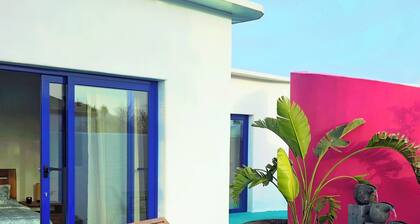 ECO Villa El Espejo. Unique and handcrafted - Intimate Jacuzzi and garden at Green Dharma