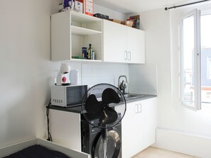 Kjøleskap, mikrobølgeovn og kaffetrakter/tekoker