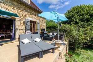 Outdoor dining - Charming House with Pool and Valley View in Anlhiac (Anlhiac)