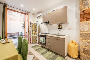 Fridge, oven, stovetop, coffee/tea maker