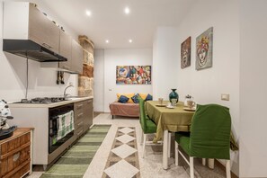Frigorífico, horno, placa de cocina y cafetera o tetera