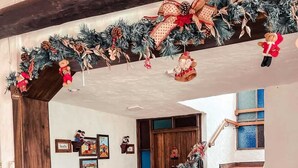 A staircase with a wooden handrail and a decorative garland above it. - hotel san mateo  (Nobsa)