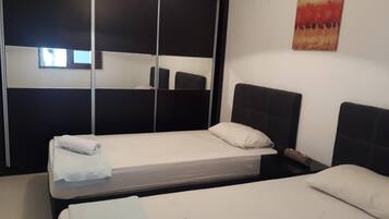 2 Schlafzimmer, Bügeleisen/Bügelbrett, Bettwäsche