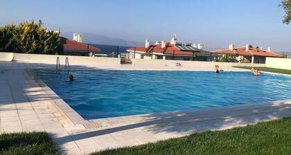 Ailecek tatil yapabileceğiniz Çeşme merkezde denize bahçeli daire.