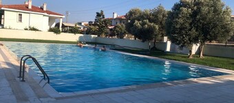 Ailecek tatil yapabileceğiniz Çeşme merkezde denize bahçeli daire.