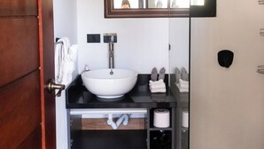Shower, hair dryer, towels, soap - Modern Hideaway with Pool –  Near Sámara Location! (Sámara)