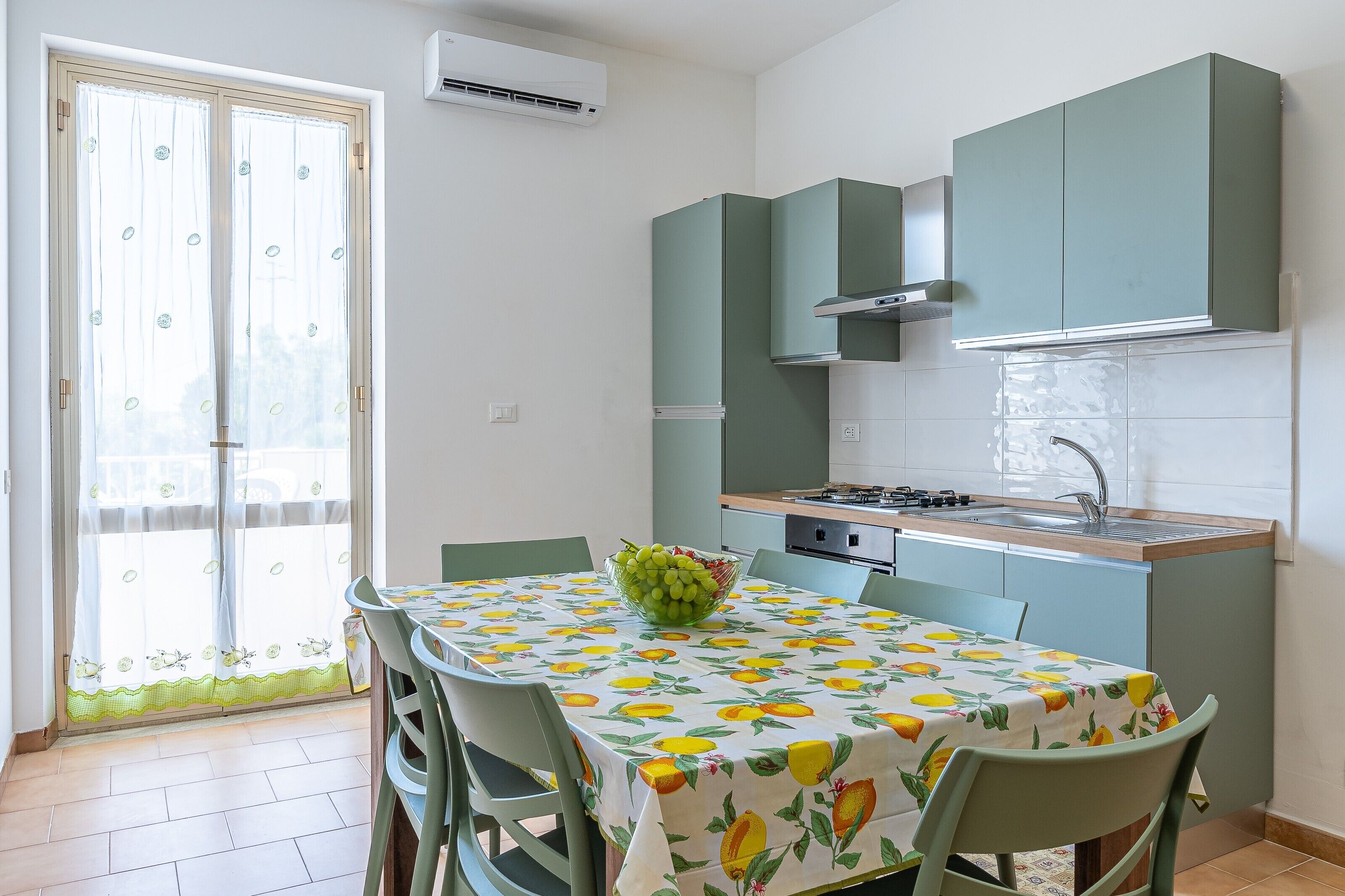 Refrigerador, horno, placa de cocina, cafetera/tetera