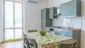 Refrigerador, horno, placa de cocina, cafetera/tetera