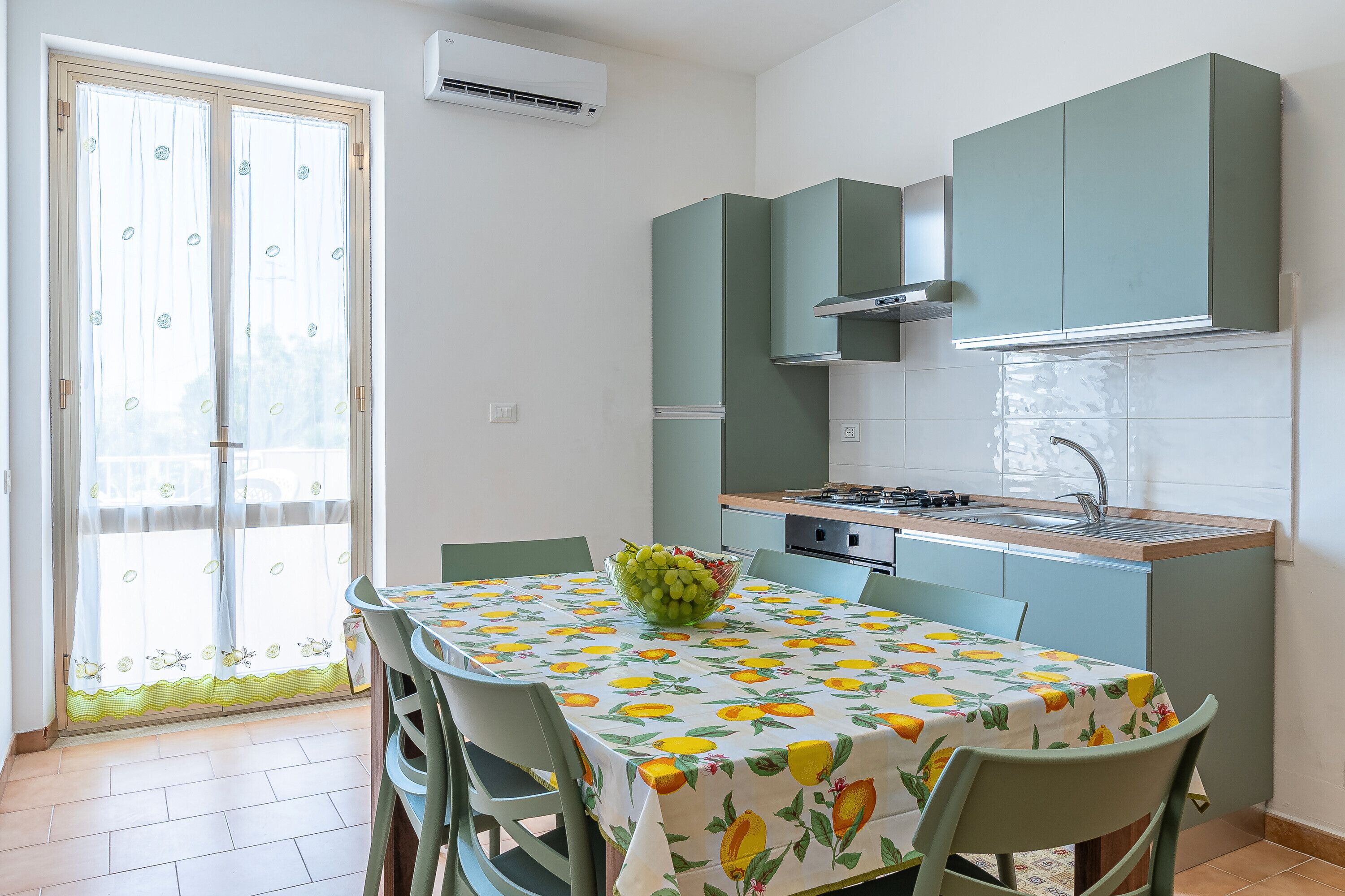 Réfrigérateur, four, plaque de cuisson, cafetière/bouilloire