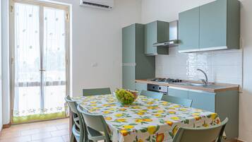 Réfrigérateur, four, plaque de cuisson, cafetiÚre/bouilloire