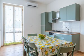 Refrigerador, horno, placa de cocina, cafetera/tetera