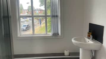 Basic Double Room | Bathroom
