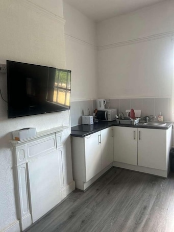 Basic Double Room | Private kitchen