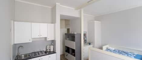 1 habitación y tabla de planchar con plancha