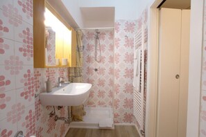 Shower, bidet - Cozy 50 sqm studio apartment, perfect for a stay of two people, located on the first floor of a building with elevator (NOT suitable for disabled people).The property is located in the San Zeno district, a few steps from the Museum and the majestic Caste (Verona)