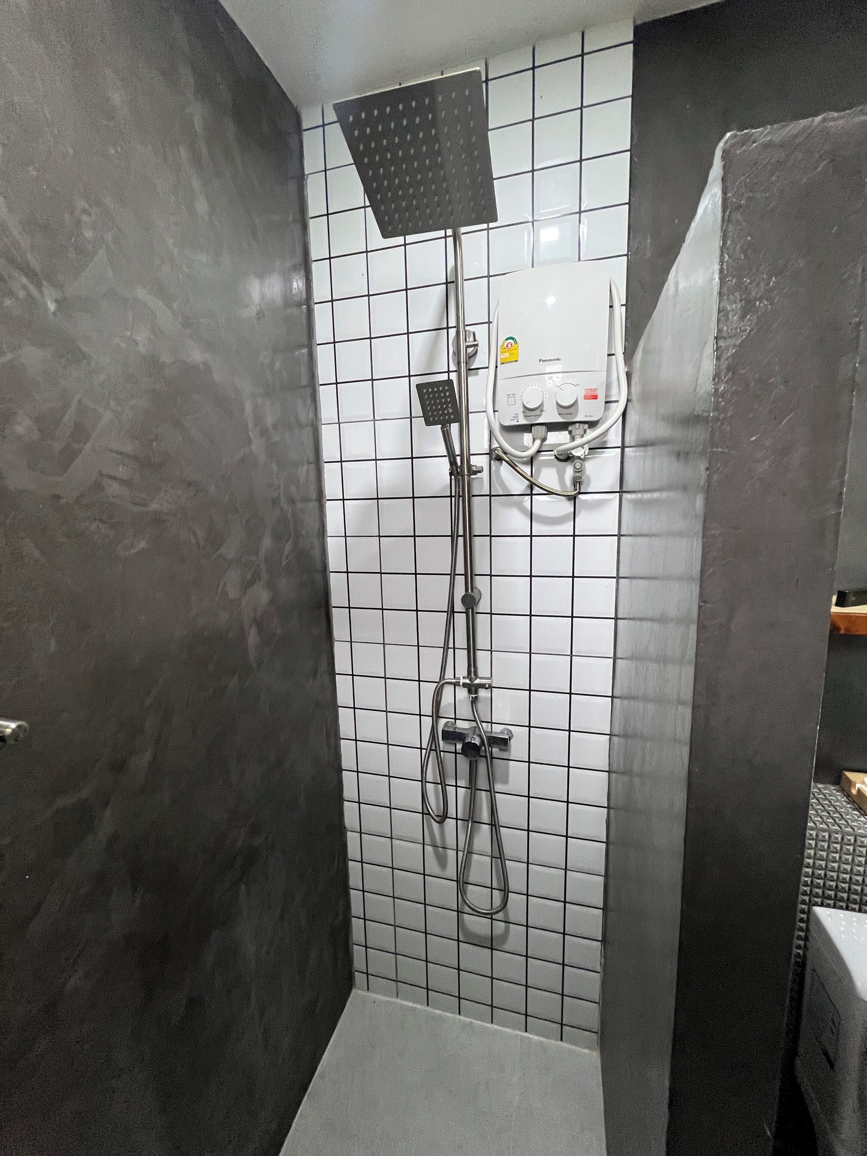 Sèche-cheveux, bidet, serviettes fournies, savon