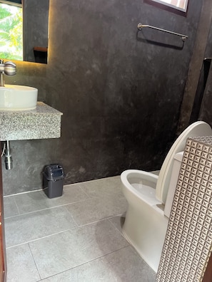 Séchoir à cheveux, bidet, serviettes fournies, savon