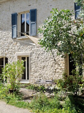 Terrace/patio - Ferme des Millonets - large gîte (Vienne-en-Arthies)