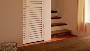 Een trap met houten treden en witte muren.