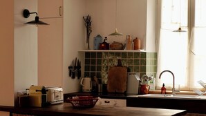 Een keuken met een houten aanrecht, een spoelbak en een raam.