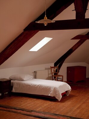 6 quartos, ferros/tábuas de passar roupa, Wi-Fi, roupa de cama