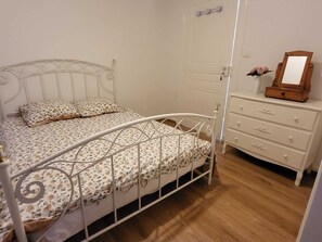 5 bedrooms, iron/ironing board, bed sheets