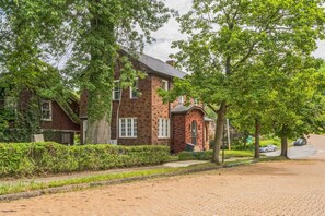 Exterior - 4BR Pitt Suburbs Gem (Pittsburgh)