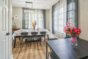 Dining - 4BR Pitt Suburbs Gem (Pittsburgh)