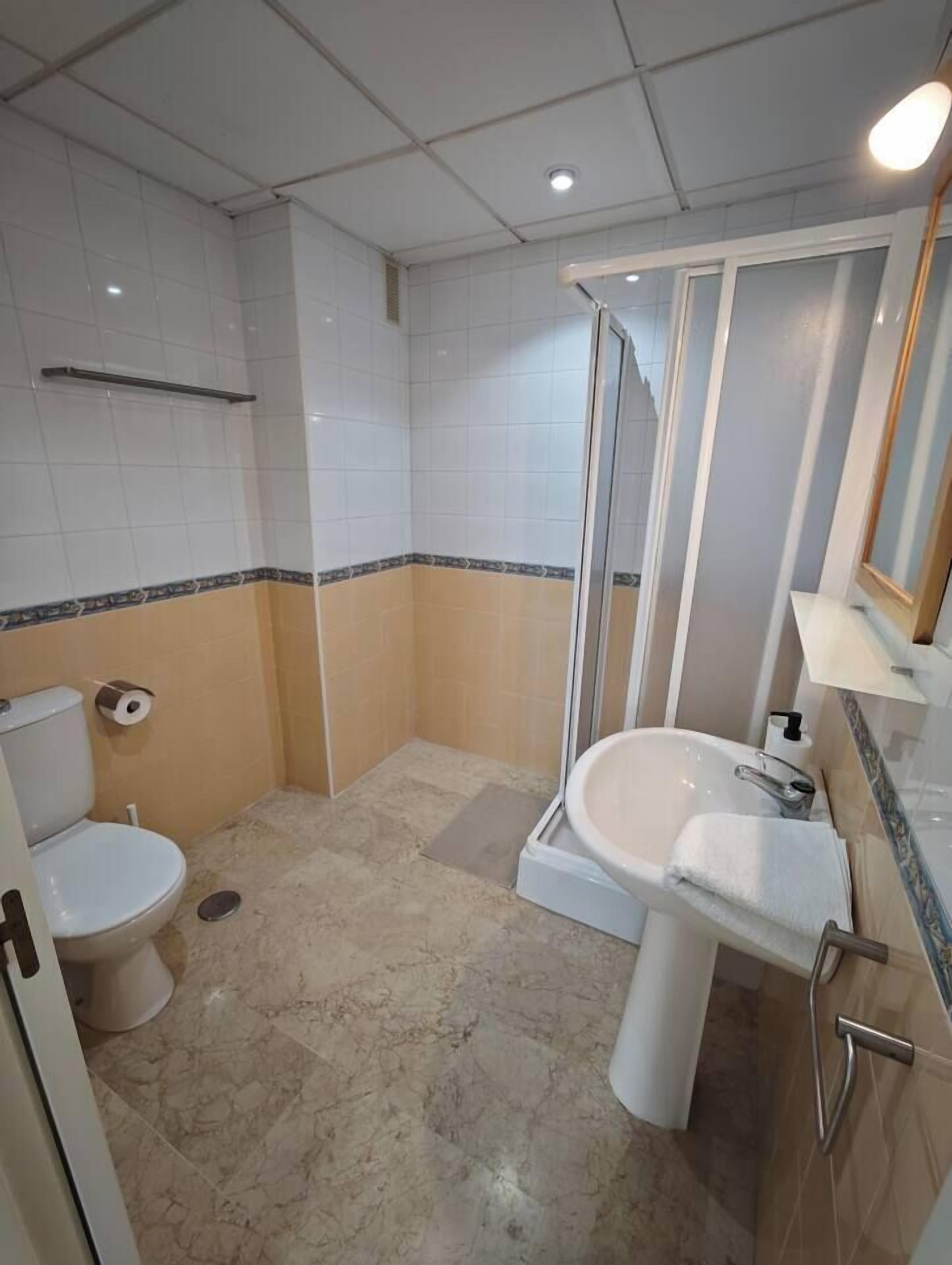 Ein Badezimmer mit Toilette, Dusche und Waschbecken.