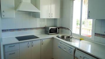 Réfrigérateur, micro-ondes, plaque de cuisson, lave-vaisselle