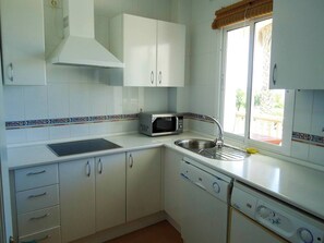 Réfrigérateur, micro-ondes, plaque de cuisson, lave-vaisselle