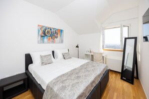 7 chambres, coffres-forts dans les chambres, bureau