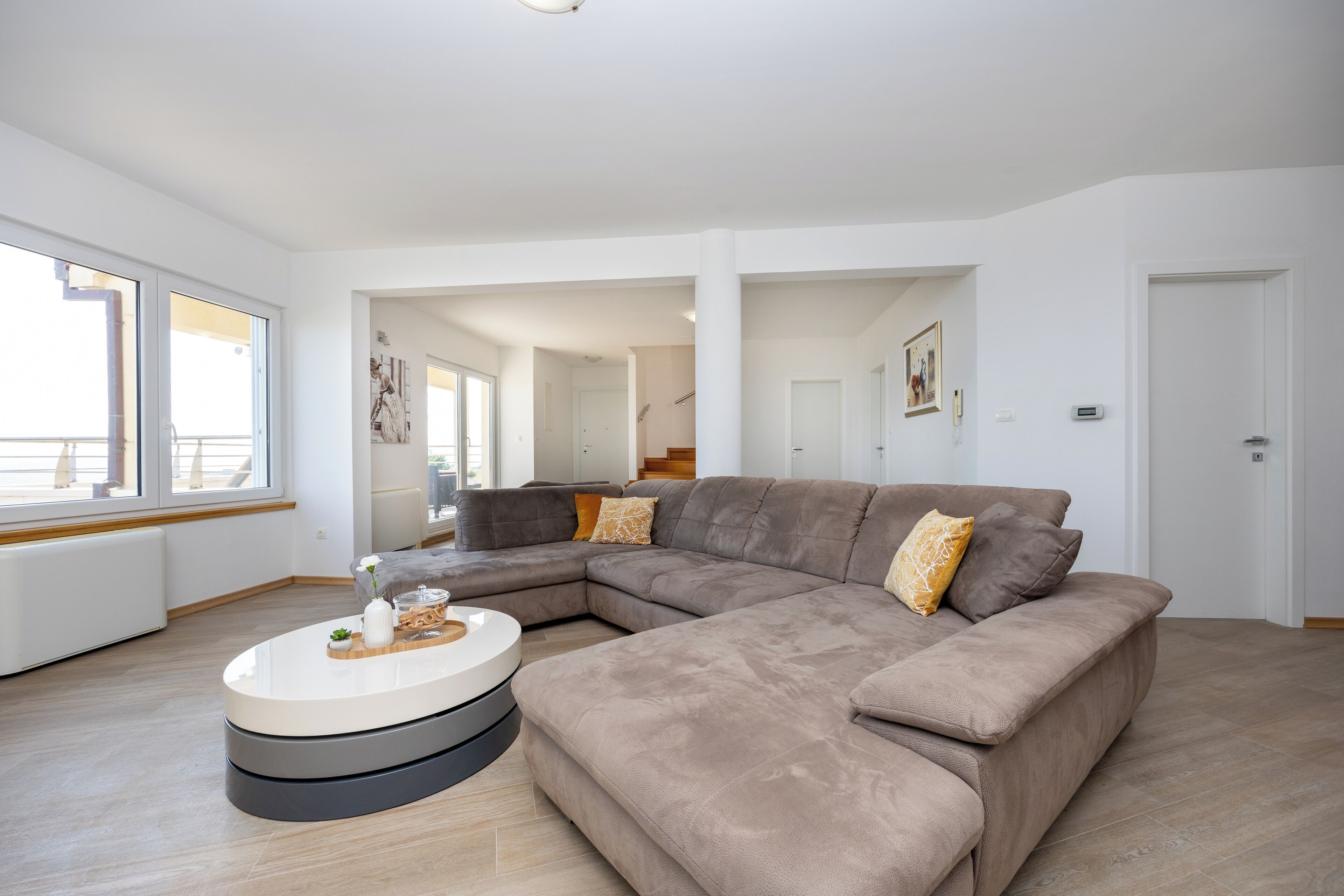 Älytelevisio, takka, videopelejä, pöytätennispöytä