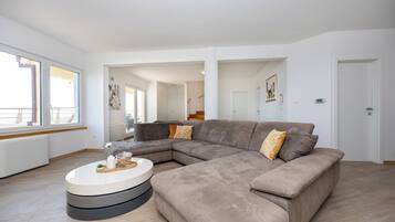 Smart TV, caminetto, videogiochi, tavolo da ping pong