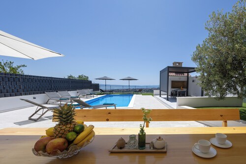 Breathtaking villa W Seaview & heated pool