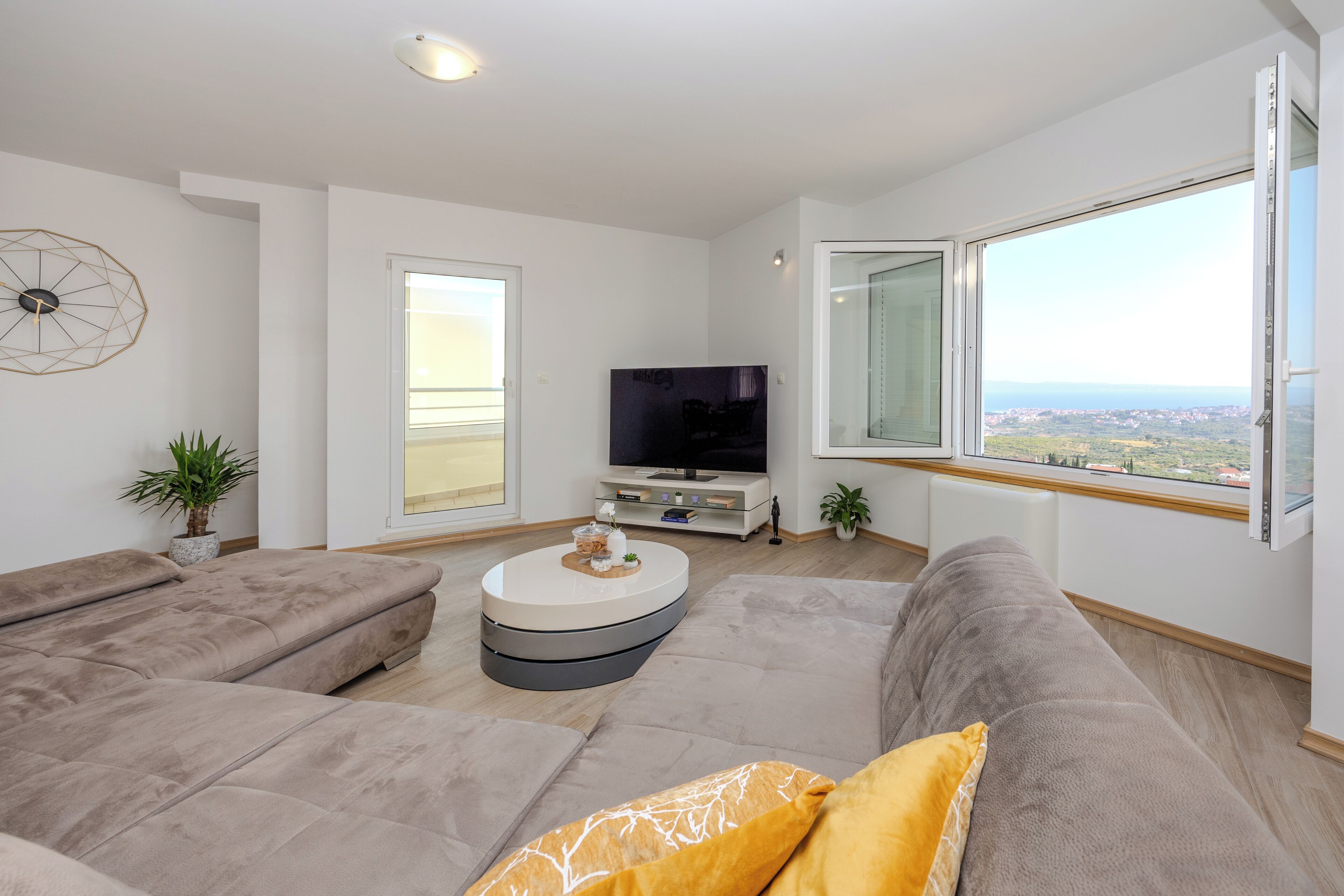 Smart TV, chimenea, videojuegos y tenis de mesa 