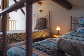 3 bedrooms, iron/ironing board, WiFi, bed sheets