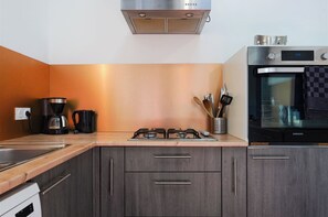 Microondas, horno, placa de cocina y lavavajillas