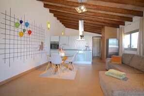 Fernseher, DVD-Player, Tischtennisplatte